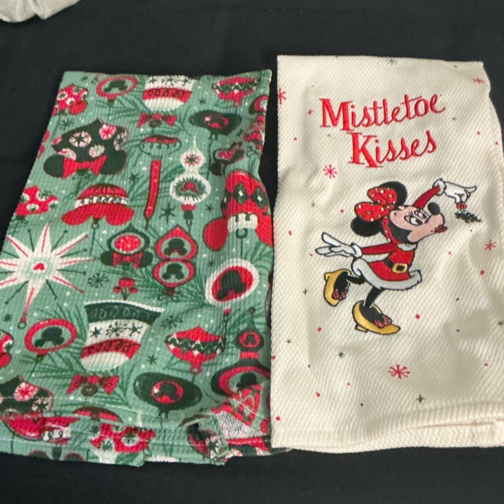 Mistletoe Kisses Minnie Mouse Towels